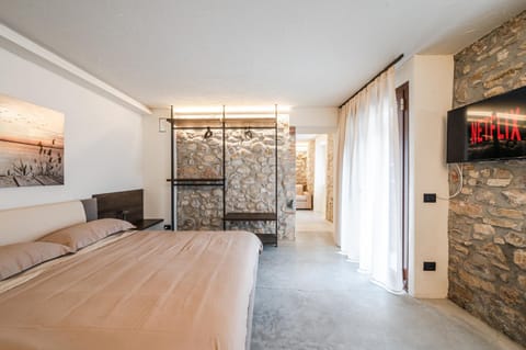 Bed, TV and multimedia, Photo of the whole room, Bedroom