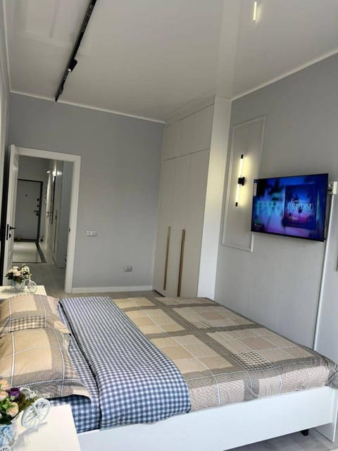 Bed, TV and multimedia, Bedroom