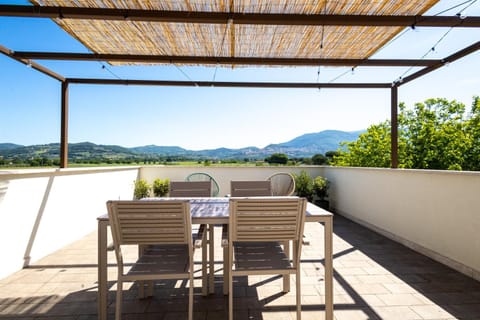 Natural landscape, Balcony/Terrace, Dining area, Mountain view