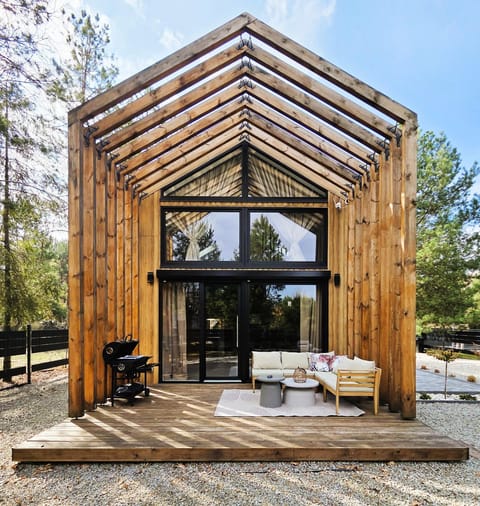 Property building, Spring, Day, BBQ facilities, Garden, Seating area, Garden view