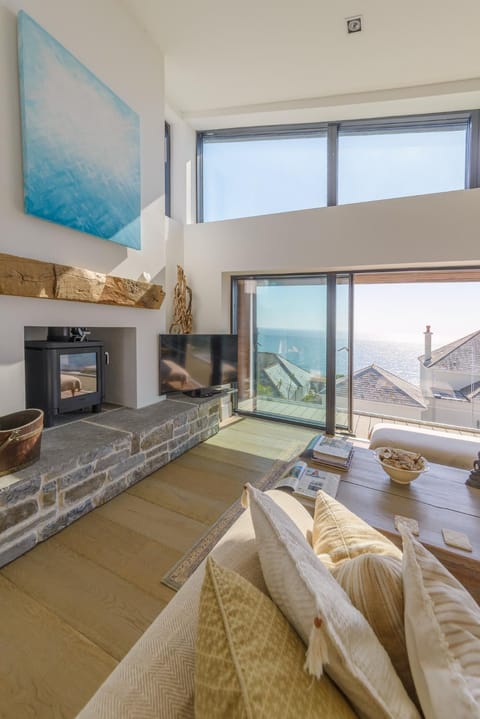 Natural landscape, TV and multimedia, Living room, Seating area