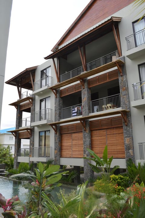 Property building, Day, Swimming pool