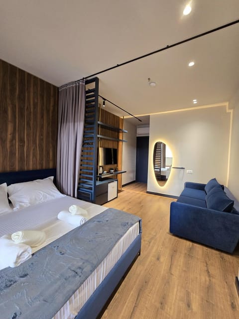 Bed, TV and multimedia, Seating area, Bedroom, towels