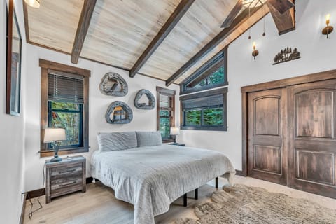 Fire & Ice Spacious Retreat with Hot tub and Fireplace House in Sierra Nevada