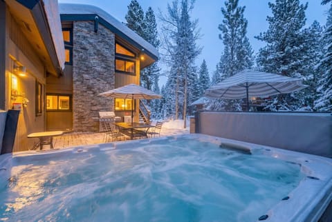 Fire & Ice Spacious Retreat with Hot tub and Fireplace House in Sierra Nevada