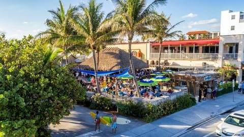 Close to Atlantic Ave, Beach! Hot Tub-5 Beds-King House in Delray Beach