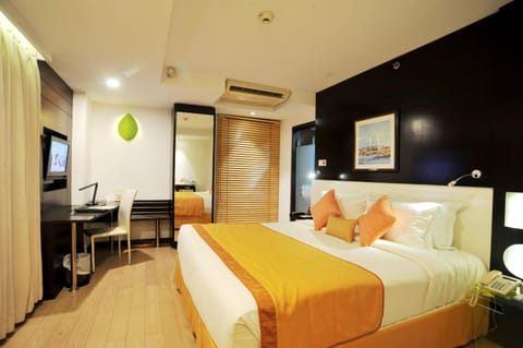 Photo of the whole room, Bedroom