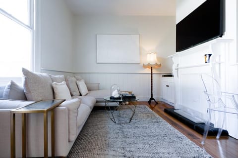 Elegant 2-Bedroom Home with Curated Decor & Outdoor Entertaining House in Launceston