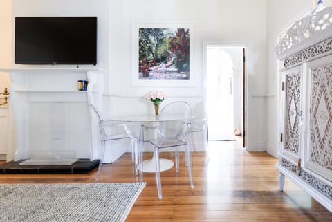 Elegant 2-Bedroom Home with Curated Decor & Outdoor Entertaining House in Launceston