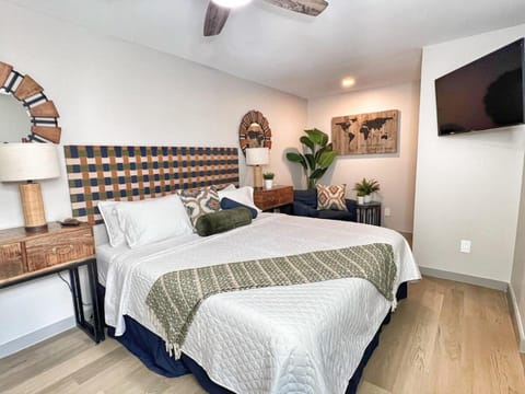 Country-Chic Family Retreat Relaxation & Scenic Splendor House in Wheeler Lake