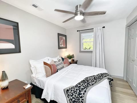 Country-Chic Family Retreat Relaxation & Scenic Splendor House in Wheeler Lake