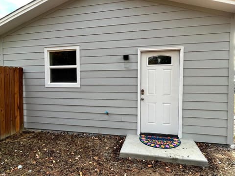 Decatur Bungalow Cozy Comfort & Convenience Apartment in Decatur