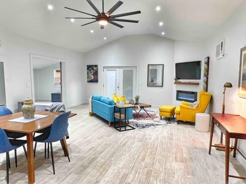 Decatur Bungalow Cozy Comfort & Convenience Apartment in Decatur