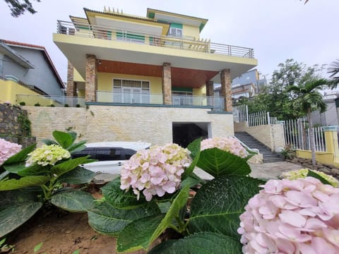 Property building, Garden, Parking