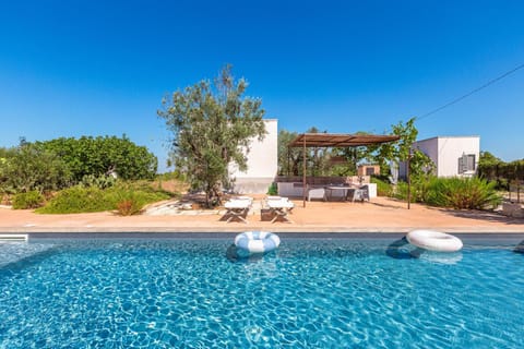 Property building, Day, Pool view, Swimming pool, sunbed