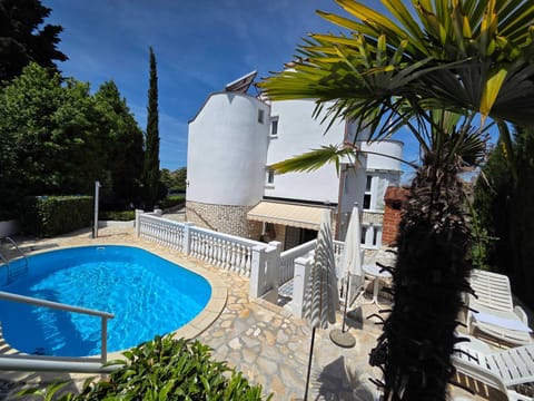 Property building, Swimming pool, sunbed