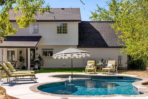 Pool Getaway Movie Room Games Yard BBQ Pets House in Round Rock