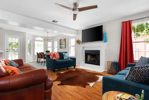 Pool Getaway Movie Room Games Yard BBQ Pets House in Round Rock