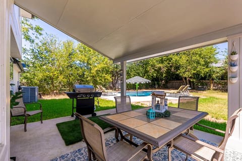 Pool Getaway Movie Room Games Yard BBQ Pets House in Round Rock