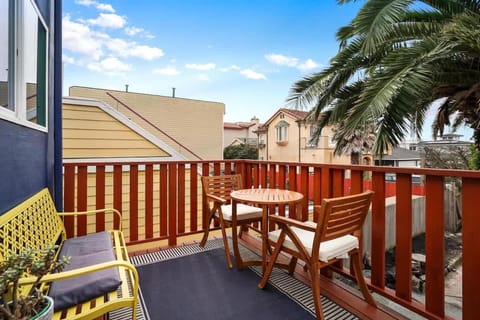 Ocean glimpse from the patio Apartment in Pacifica