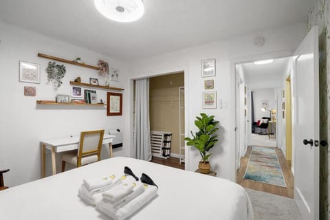 Ocean glimpse from the patio Apartment in Pacifica