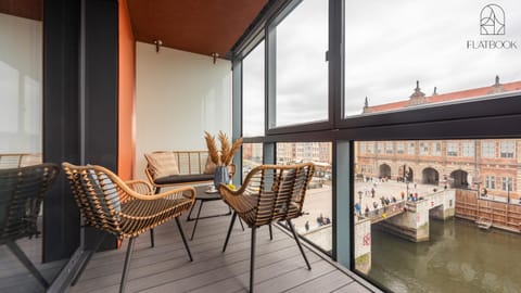 View (from property/room), Balcony/Terrace, Seating area, City view, River view