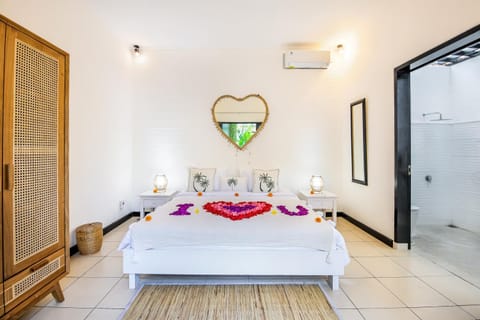 Bedroom, wardrobe, air conditioner