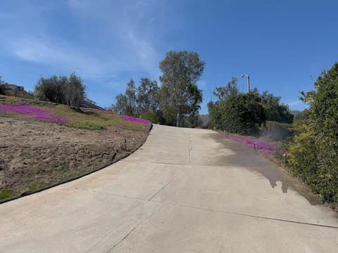 Riverside Views & Pool Retreat House in Riverside