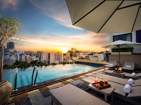 View (from property/room), Balcony/Terrace, Food and drinks, Dining area, City view, Pool view, Swimming pool, sunbed
