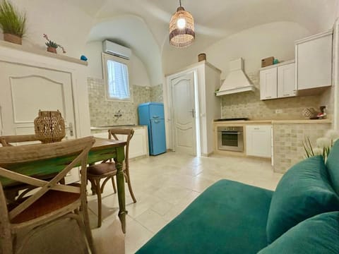 Kitchen or kitchenette, Living room, Seating area, Dining area, oven, stove