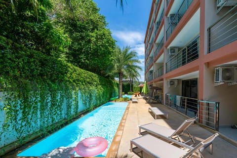 Day, Swimming pool, Swimming pool, sunbed