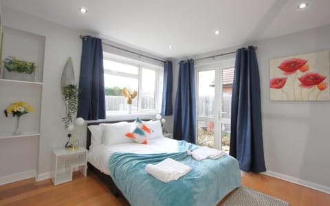 Bed, Photo of the whole room, Bedroom
