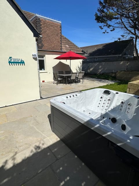 Hot Tub, Dining area, Breakfast