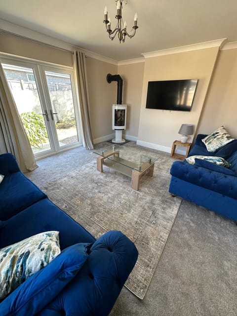 Communal lounge/ TV room, TV and multimedia, Living room, Seating area, Evening entertainment