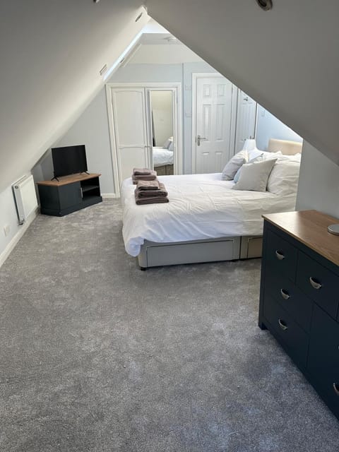 Bed, Bedroom, towels, wardrobe