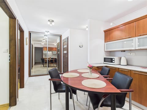 Kitchen or kitchenette, Dining area, Communal kitchen, microwave, wardrobe