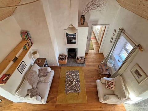 Property building, TV and multimedia, Seating area, fireplace, internet
