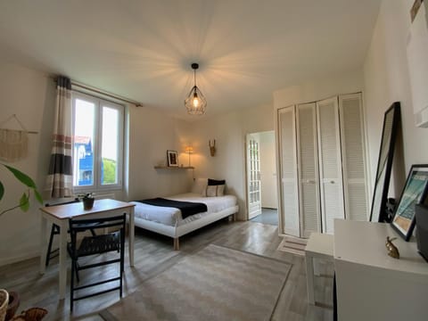 Photo of the whole room, Dining area