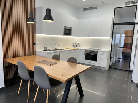Kitchen or kitchenette, Dining area