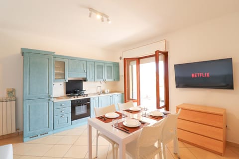 TV and multimedia, Kitchen or kitchenette, Dining area, oven, stove