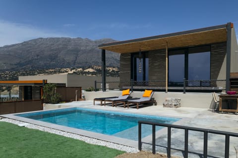 Property building, Patio, Day, Natural landscape, Mountain view, Pool view, Swimming pool, sunbed