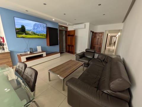 Communal lounge/ TV room, TV and multimedia, Dining area