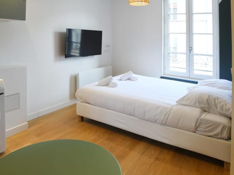 Bed, TV and multimedia, Photo of the whole room, Bedroom
