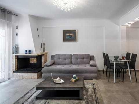 Living room, Seating area, Dining area, fireplace