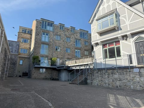 Property building, Facade/entrance, Day, Neighbourhood, Street view