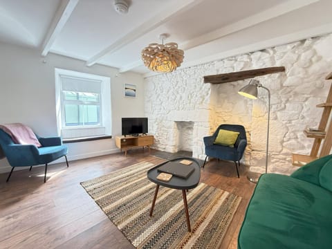 Property building, TV and multimedia, Living room, Seating area