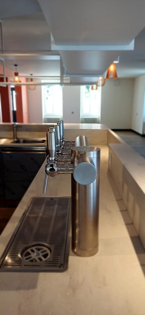 Restaurant/places to eat, Lounge or bar