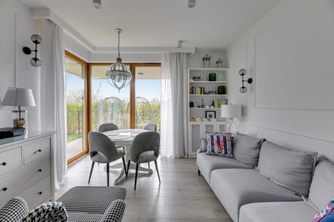 Kitchen or kitchenette, Living room, Seating area, Dining area