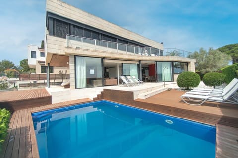 Property building, Pool view, Swimming pool, sunbed