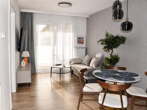 TV and multimedia, Balcony/Terrace, Living room, Seating area, Dining area